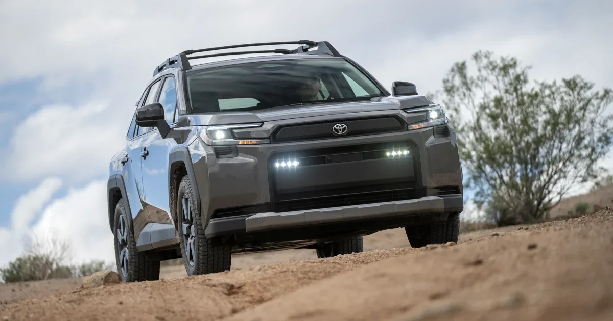 Toyota RAV4 devient presque introuvable : pourquoi les délais explosent ?