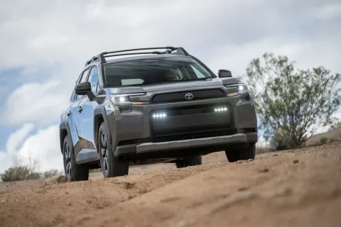 Toyota RAV4 devient presque introuvable : pourquoi les délais explosent ?